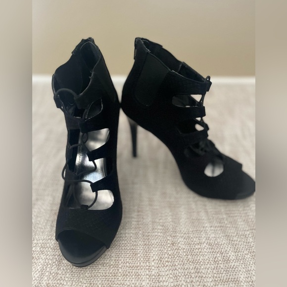 Jennifer Lopez Black Suede Heels - Picture 4 of 9